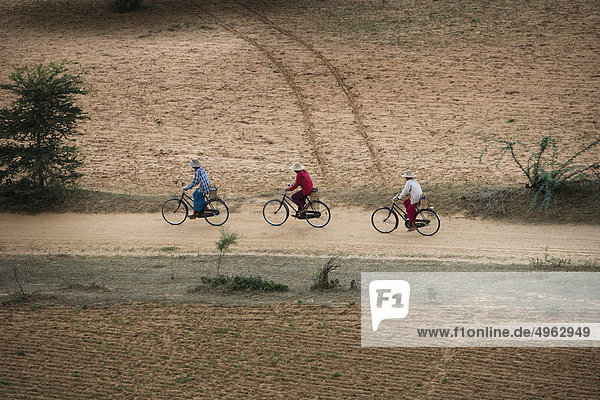 Bagan  Myanmar  Fahrradfahrer auf Schotterpiste