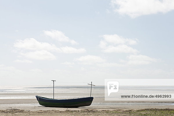 Boot am Strand bei Ebbe  Amazonas  Südamerika