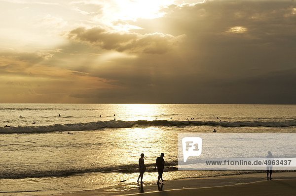 Indonesien  Bali  Kuta Beach bei Sonnenuntergang