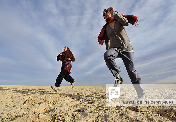 Iran  Yazd  iranischen Jugendlichen ausgeführt in der Wüste