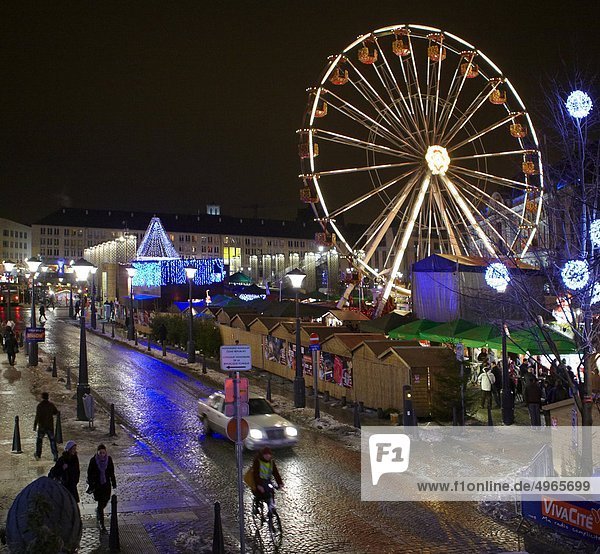 Belgien  Lüttich  Marktplatz  Weihnachtsmarkt