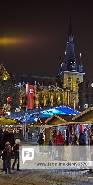 Belgien  Lüttich  Marktplatz  Weihnachtsmarkt