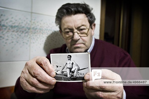 älterer Mann von Alzheimer-Krankheit - echte Menschen bewirkt
