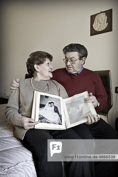 älteres Paar mit Ehemann von Alzheimer-Krankheit - echte Menschen bewirkt