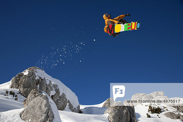 Snowboarder gefährlicher Freeride-Sprung