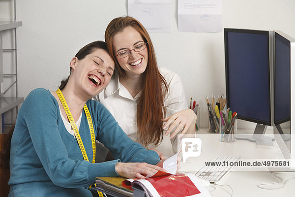 2 Frauen lachen  Arbeitsumfeld
