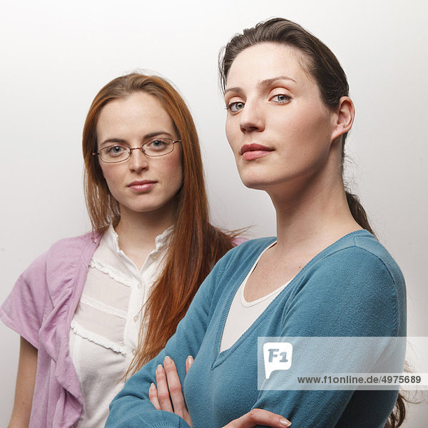 Portrait von 2 Frauen im Büro