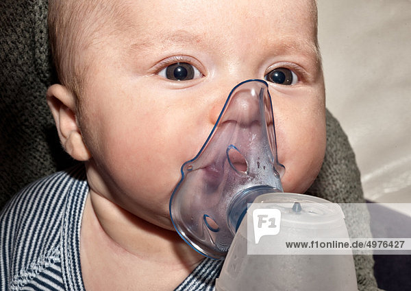 Neugeborener Junge bei der Inhalationstherapie