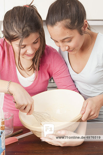 Jugendlicher  Lebensmittel  Vorbereitung  Küche  Mädchen