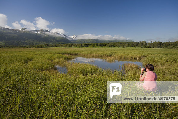 Frau Fotografieren in der Nähe von kleinen Teich Chiniak Highway an Spitze Kalsin Bay  Kodiak-Insel  Südwesten Alaskas  Sommer
