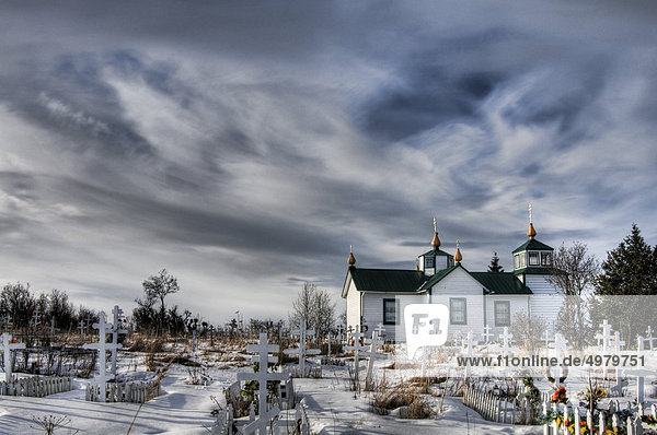 Dramatische Winter Himmel über die Verklärung des Our Lord Russisch-Orthodoxe Kirche in Ninilchik  Kenai-Halbinsel in South Central Alaska  Winter. HDR