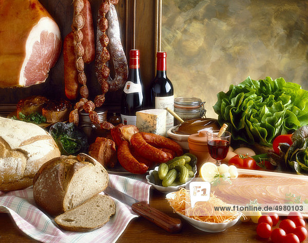 Stillleben mit französischen Lebensmitteln (Wurst  Brot  Wein  Lachs etc.)