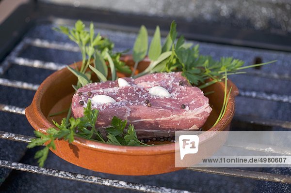 Kalbfleisch Rindsentrecôte mit Kräutern  Knoblauch  Salz und Pfeffer bereit zu kochen
