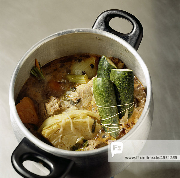 Das Fleisch und das Gemüse in ein Couscous Gericht kochen