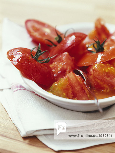 Platte mit Innen und die Spitzen der Tomaten