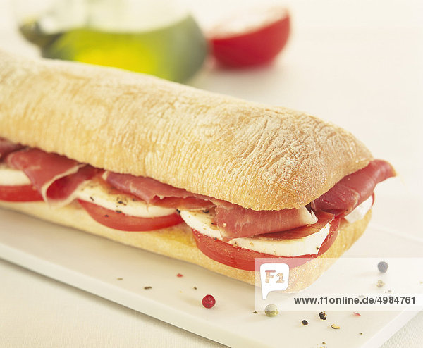 Tomate, Mozzarella und Rohschinken Ciabatta-Brot-sandwich