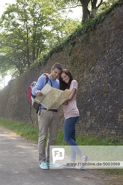 Junges Paar mit Landkarte im Freien