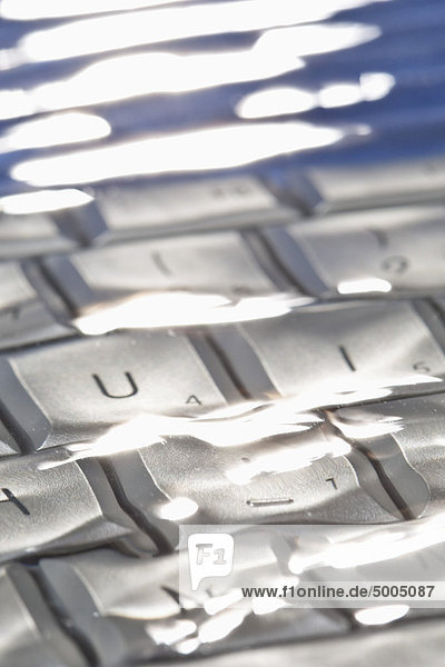 Detail einer Computertastatur unter Wasser
