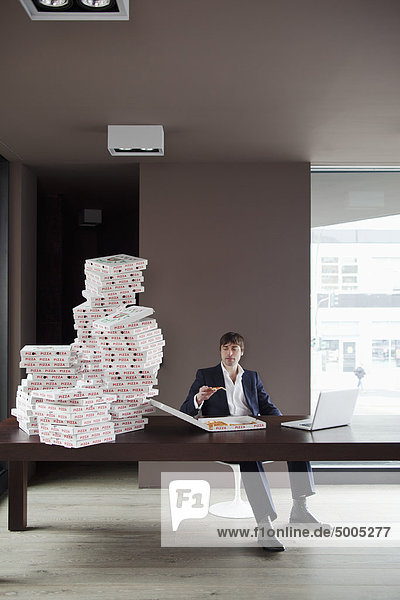 Viele Pizzen für Geschäftsleute zu Hause.