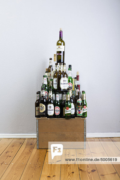 Verschiedene Wein- und Bierflaschen in Pyramidenform gestapelt