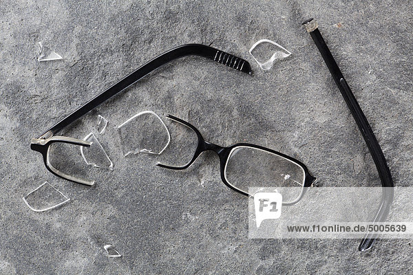 Eine zerbrochene Brille