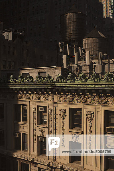 Altmodische Wasserspeicher aus Holz auf dem Dach eines luxuriösen Apartmenthauses  Manhattan