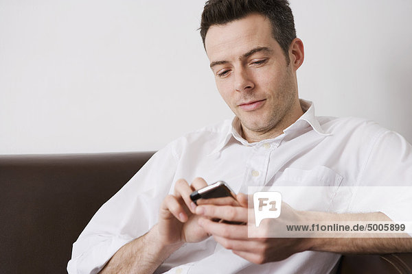 Ein Mann Textnachrichten zu Hause