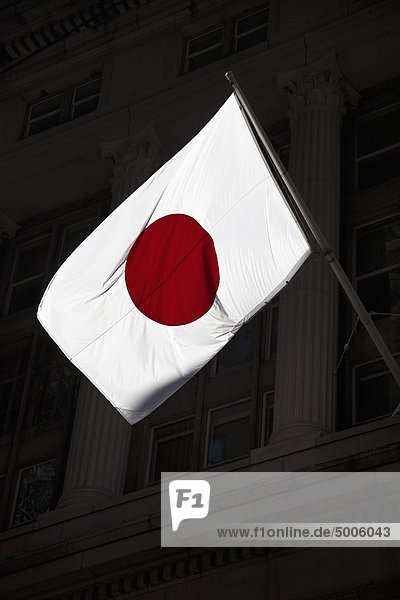Fahne von Japan auf Fahnenmast vor dem Gebäude