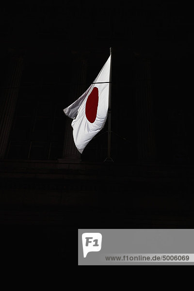 Fahne von Japan in der Luft mit schwarzem Hintergrund