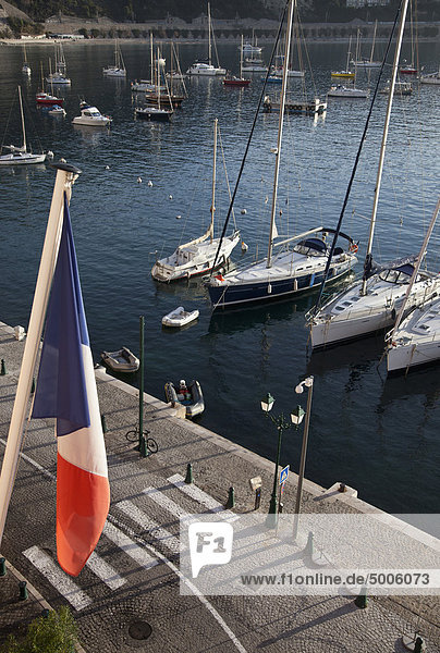 Hafen mit französischer Flagge im Vordergrund