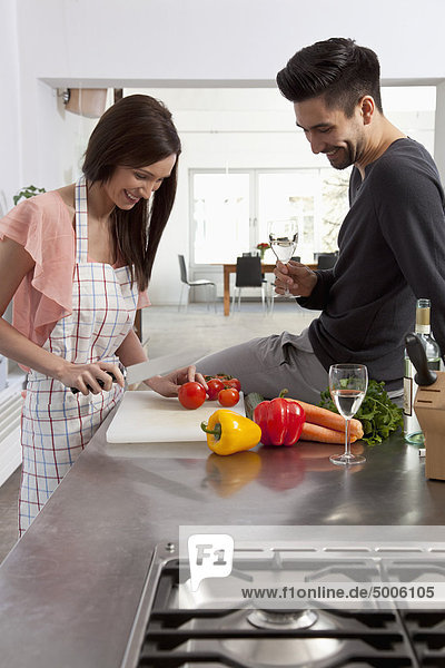 Ein junges Paar genießt das gemeinsame Kochen