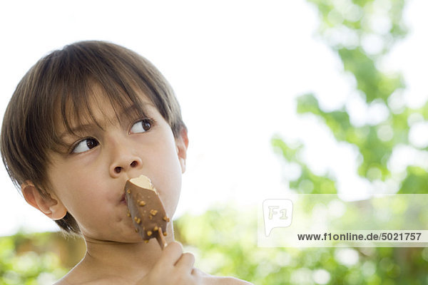 Kleiner Junge beim Eis essen  Porträt