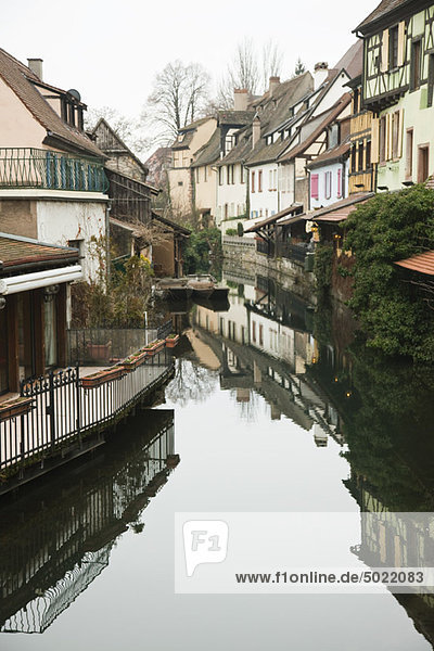 Frankreich, Colmar, Petite Venise, Häuser entlang des reflektierenden Kanals