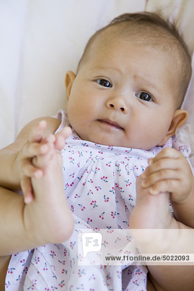 Baby berührende Füße  Portrait