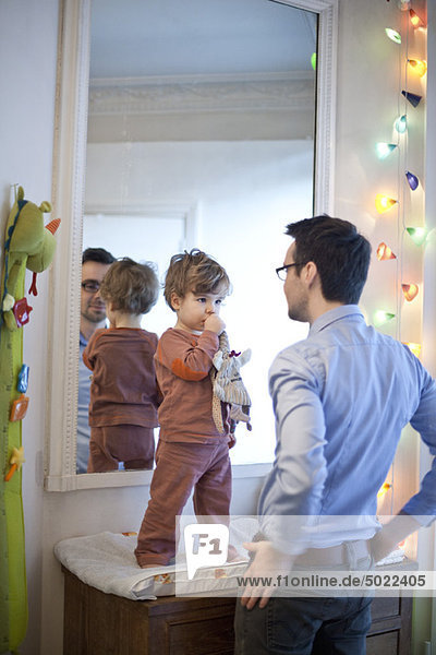 Vater und Sohn zusammen im Kinderzimmer