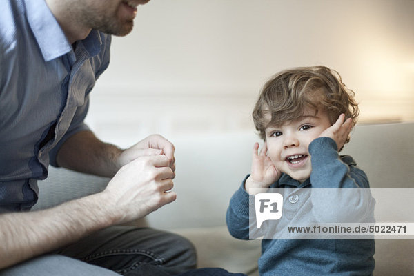 Kleinkind Junge spielt mit Vater  Porträt