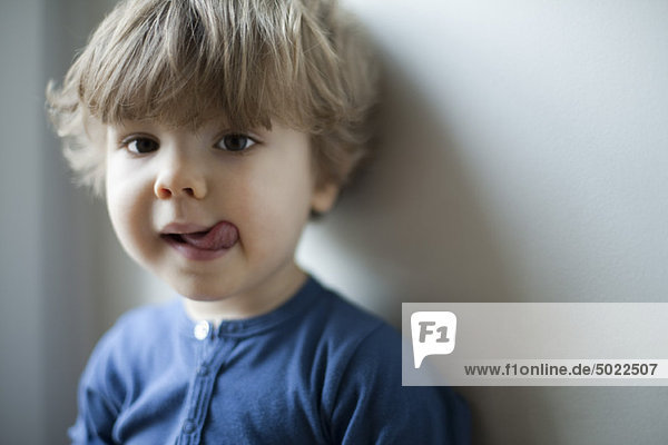 Kleiner Junge mit herausgestreckter Zunge  Portrait