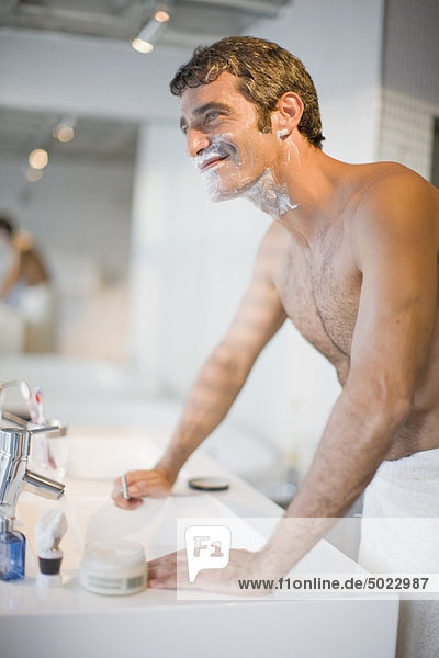 Mann  lächeln  Badezimmer  Rasur