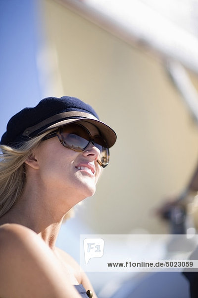 Frau mit Sonnenbrille auf dem Boot