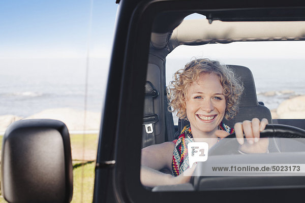 Frau  lächeln  fahren  Geländewagen