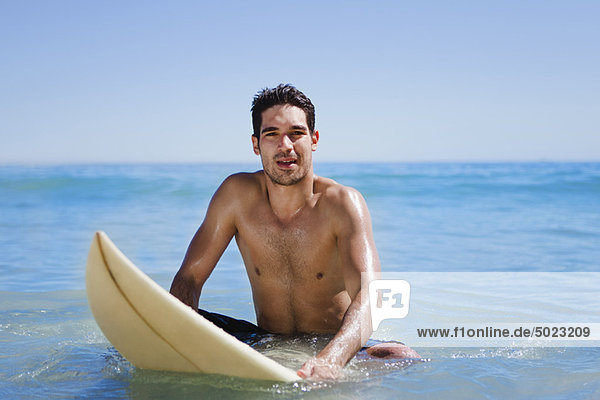 sitzend  Wasser  Mann  Surfboard