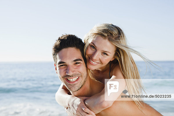 Mann mit Freundin am Strand