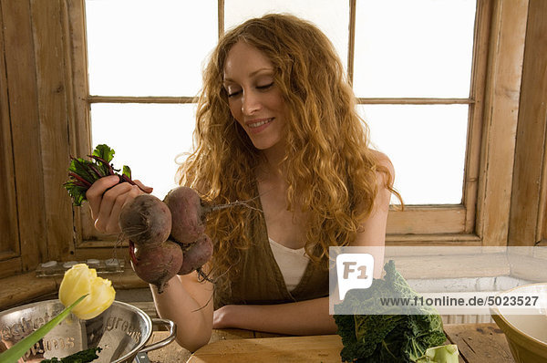 Frau  Küche  Gemüse  halten
