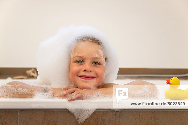 Junge mit Blasen bedeckt in der Badewanne
