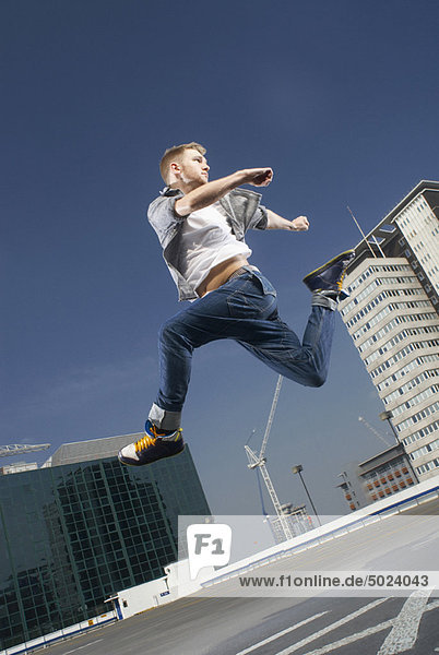 Dach  Städtisches Motiv  Städtische Motive  Straßenszene  Straßenszene  Mann  springen