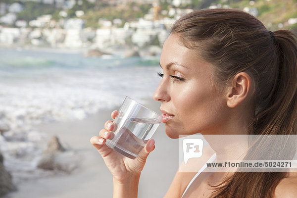 Wasser  Frau  Glas  Strand  trinken