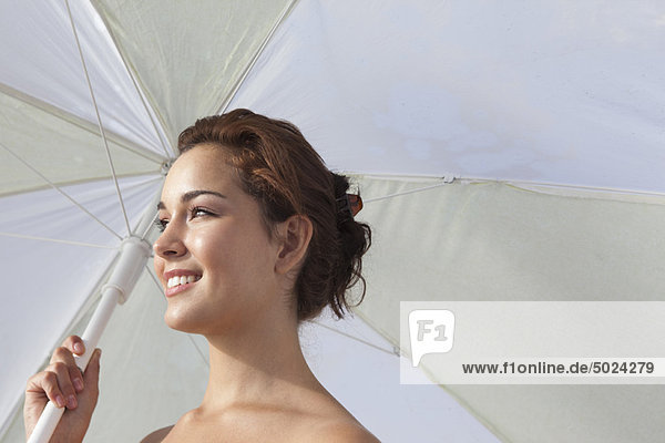 Frau  lächeln  Regenschirm  Schirm  halten