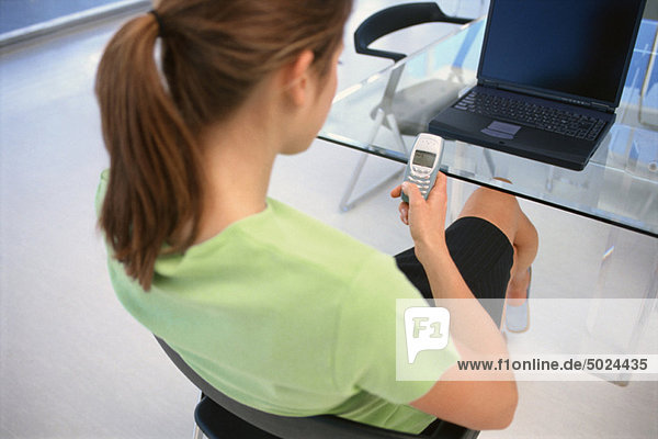 Handy benutzen Geschäftsfrau Büro