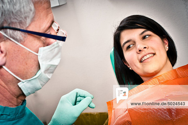 Zahnarzt- und Patientengespräch im Büro