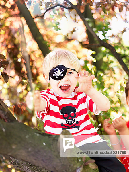 Portrait eines jungen tragen Piraten-Kostüm